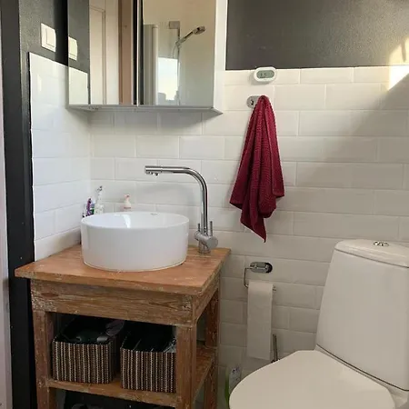 Modern Cozy 2 Bedroom Near Center Apartment *